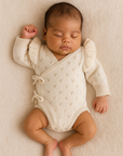 PRE-ORDER (begin okt) - Pointelle Overslag Romper | Almond